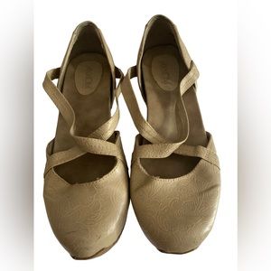 AXXIOM Tan Floral Pattern Arch Support Mary Jane Straps Womans Comfortable Shoes